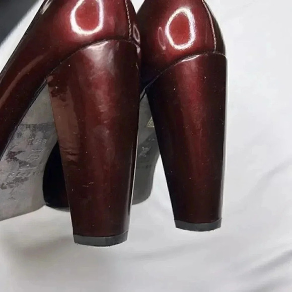 Theory patent leather size 38 1/2 burgundy heels - Picture 5 of 5